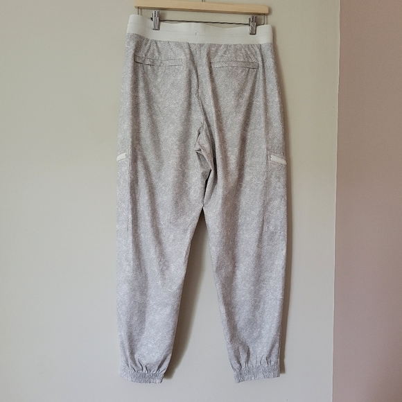 Athleta Women's Venture Printed Pant In Viper White Snakeskin Jogger Size 10 - Picture 4 of 9